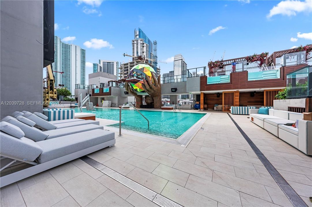 For Sale: $625,000 (1 beds, 1 baths, 460 Square Feet)