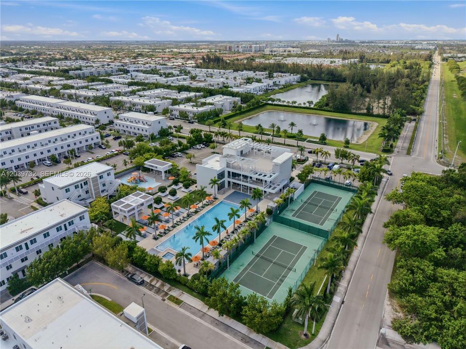 En Venta: $565,000 (3 camas, 3 baños, 1547 Pies cuadrados)