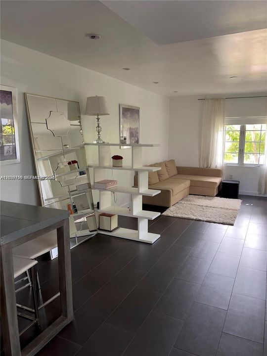 For Rent: $1,950 (1 beds, 1 baths, 642 Square Feet)
