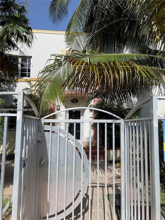 For Rent: $1,950 (1 beds, 1 baths, 642 Square Feet)