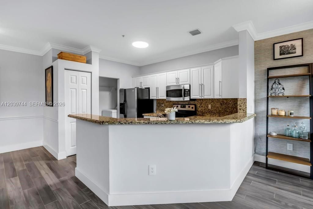 For Rent: $2,100 (1 beds, 1 baths, 790 Square Feet)