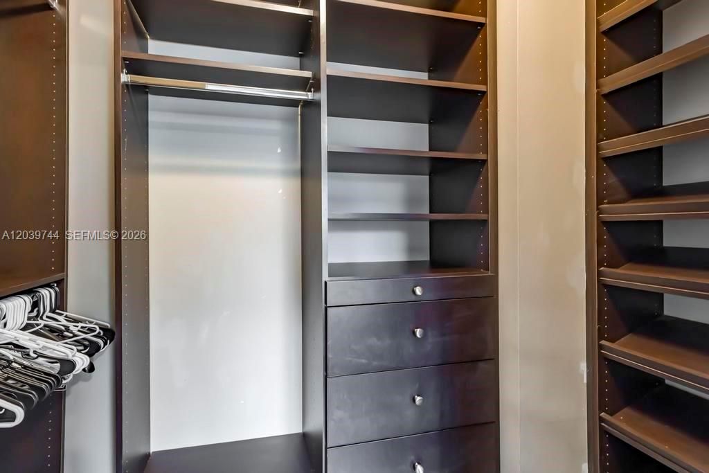 For Rent: $2,100 (1 beds, 1 baths, 790 Square Feet)