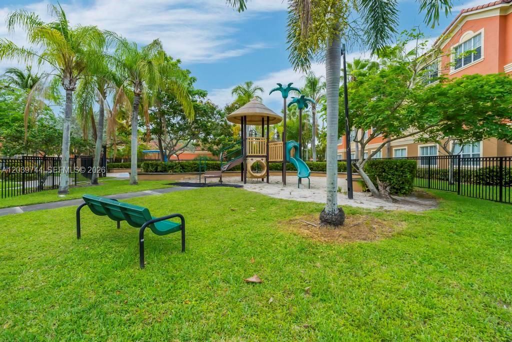 For Rent: $2,100 (1 beds, 1 baths, 790 Square Feet)