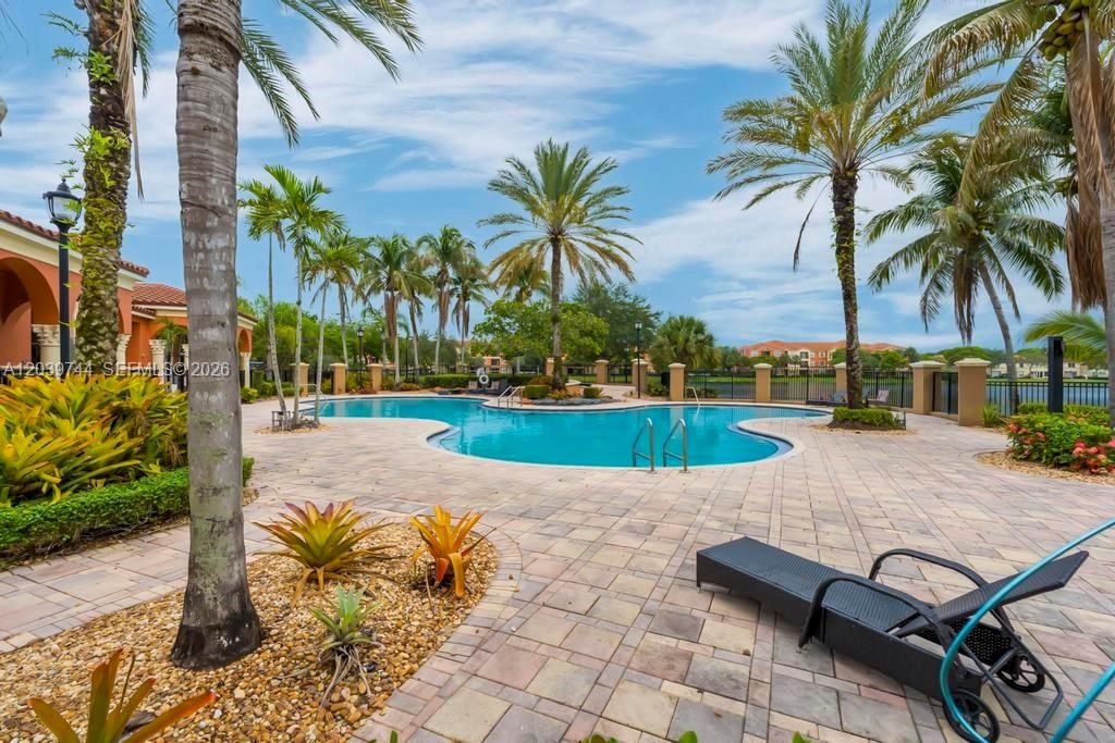 For Rent: $2,100 (1 beds, 1 baths, 790 Square Feet)