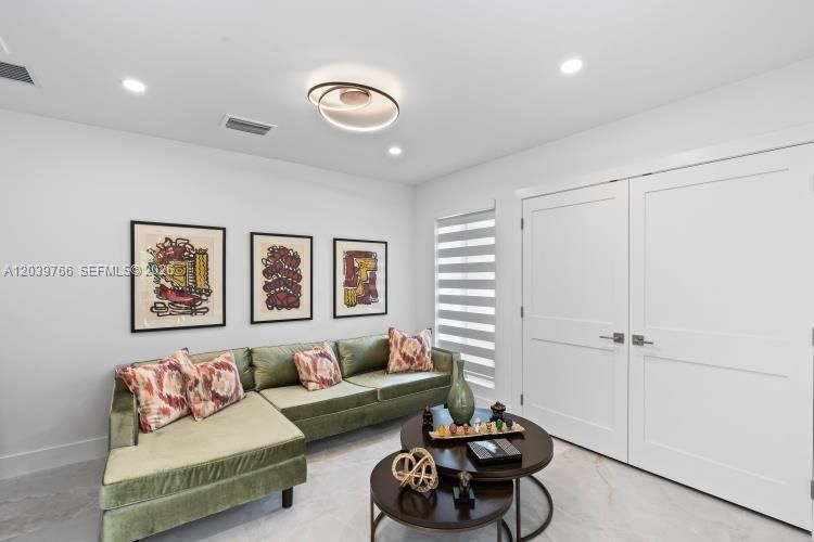 For Sale: $3,975,000 (5 beds, 4 baths, 2285 Square Feet)