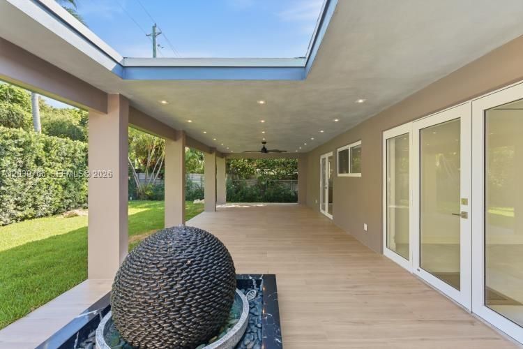 For Sale: $3,975,000 (5 beds, 4 baths, 2285 Square Feet)