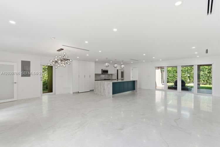 For Sale: $3,975,000 (5 beds, 4 baths, 2285 Square Feet)