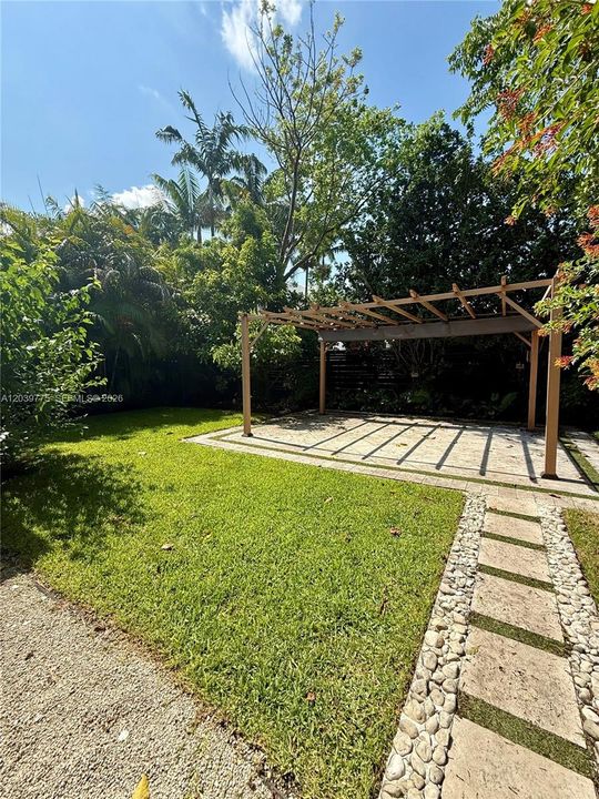 For Rent: $3,700 (2 beds, 1 baths, 1086 Square Feet)