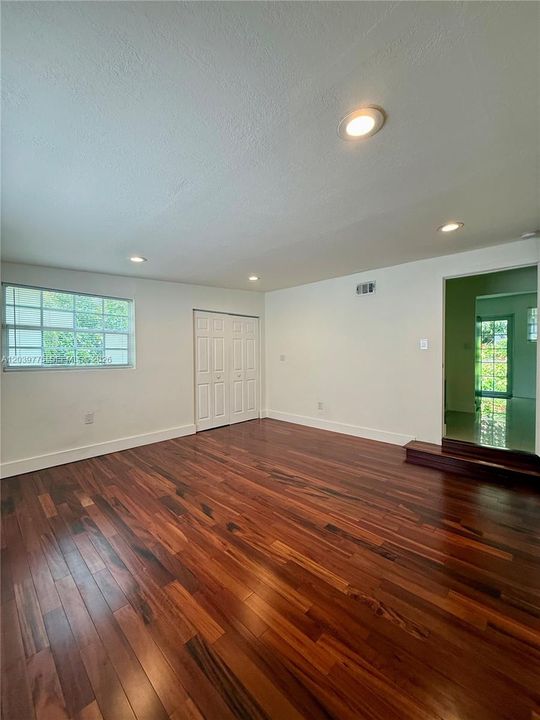 For Rent: $3,700 (2 beds, 1 baths, 1086 Square Feet)