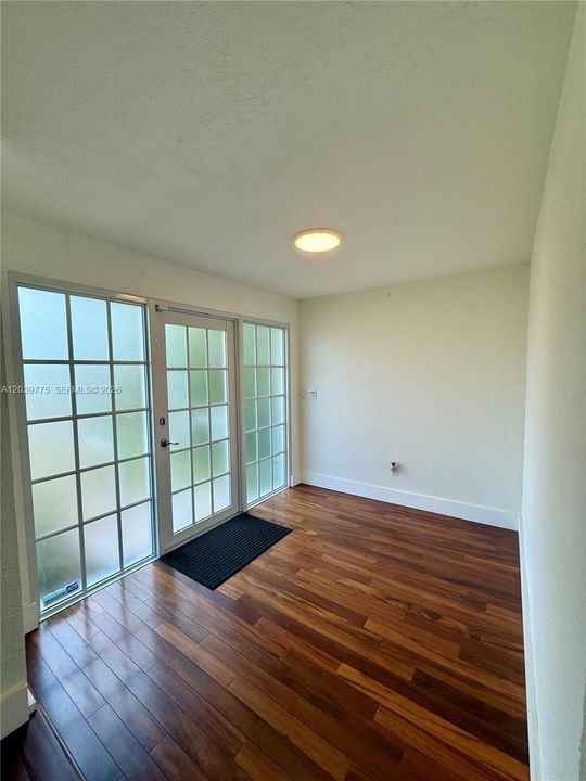 For Rent: $3,700 (2 beds, 1 baths, 1086 Square Feet)