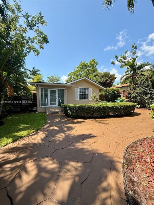 For Rent: $3,700 (2 beds, 1 baths, 1086 Square Feet)