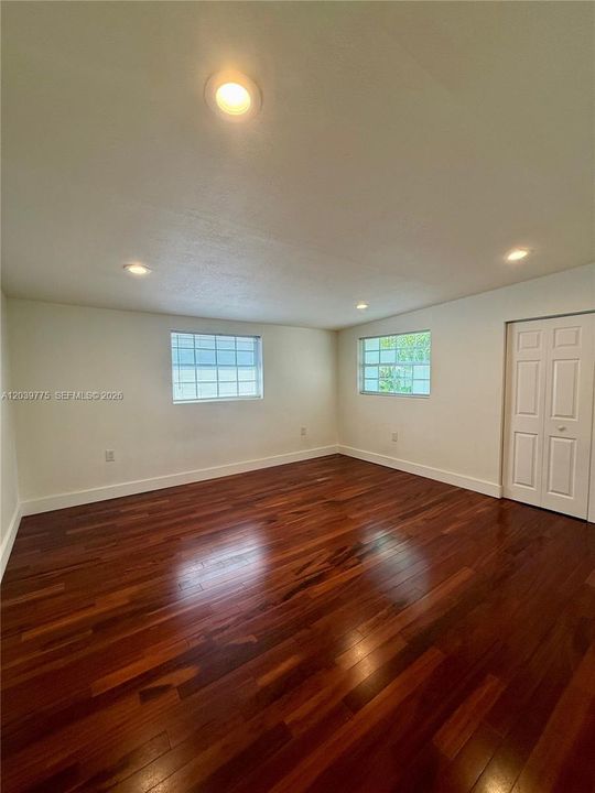 For Rent: $3,700 (2 beds, 1 baths, 1086 Square Feet)