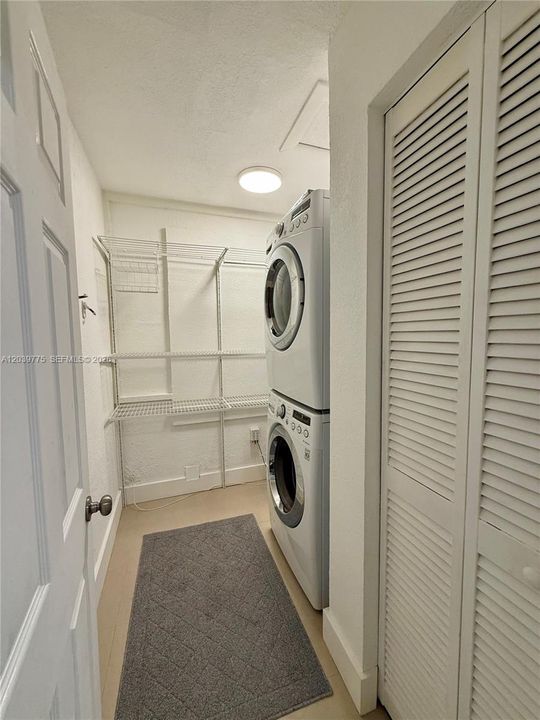 For Rent: $3,700 (2 beds, 1 baths, 1086 Square Feet)