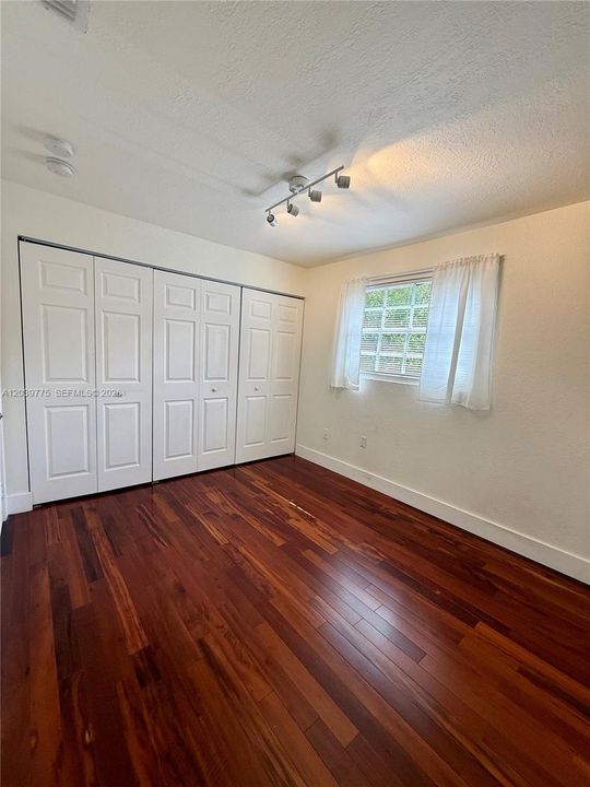 For Rent: $3,700 (2 beds, 1 baths, 1086 Square Feet)