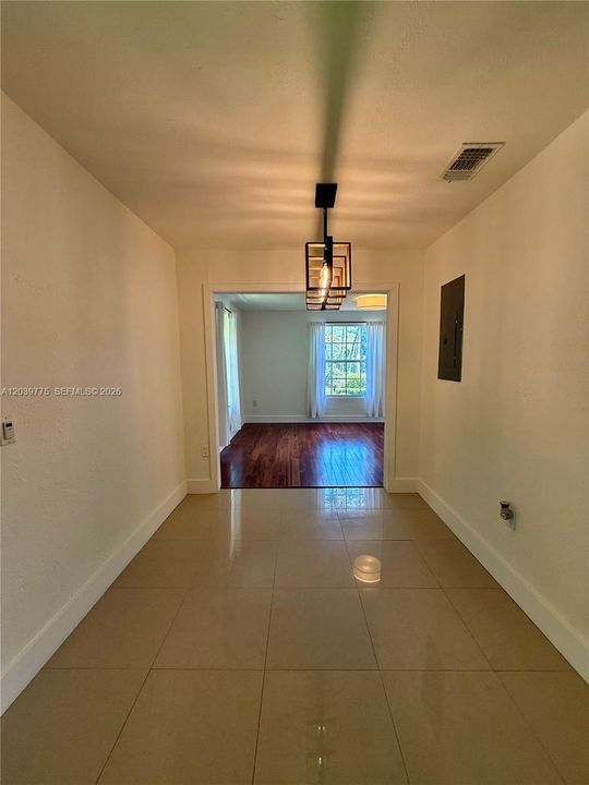 For Rent: $3,700 (2 beds, 1 baths, 1086 Square Feet)