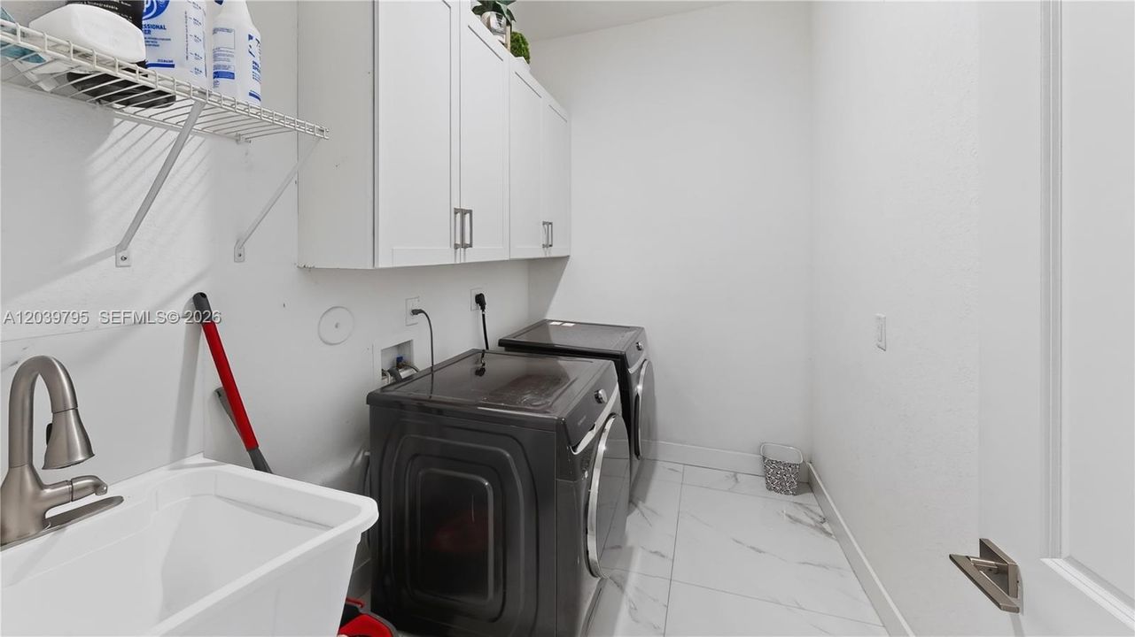 На продажу: $925,000 (5 спален, 3 ванн, 3003 Квадратных фут)