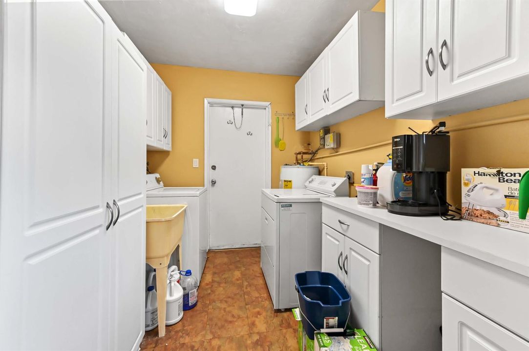 17 laundry room 01