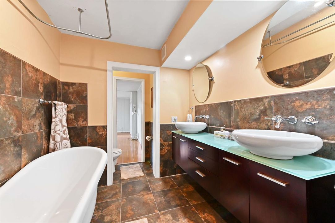 22 bathroom 02