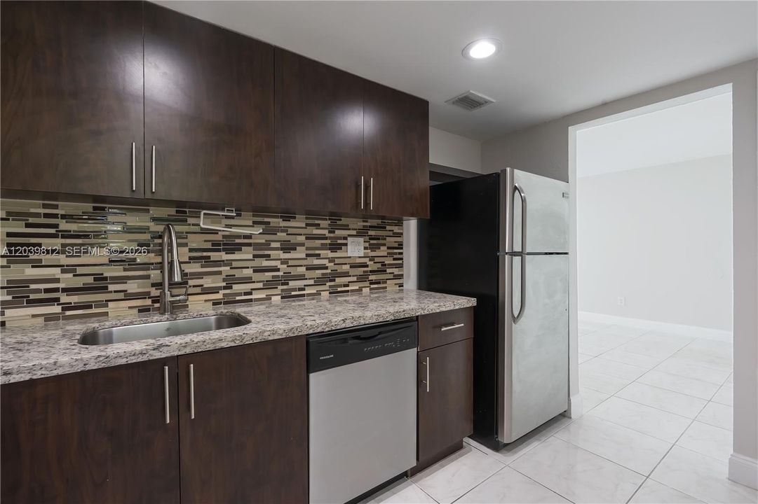 For Rent: $2,100 (1 beds, 1 baths, 838 Square Feet)