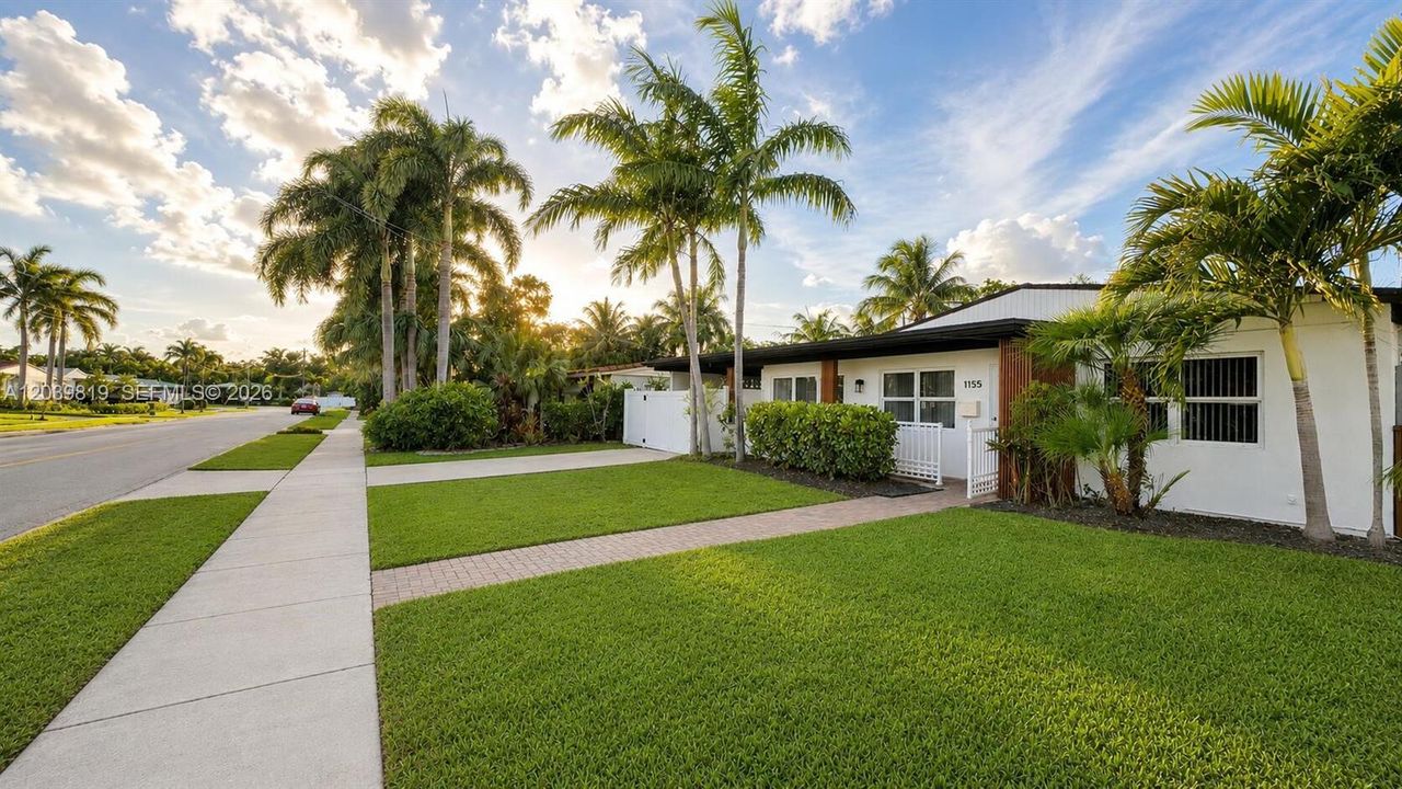 For Sale: $635,000 (2 beds, 2 baths, 1160 Square Feet)