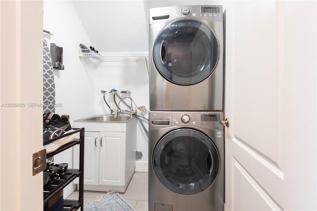For Sale: $1,160,000 (4 beds, 3 baths, 2401 Square Feet)
