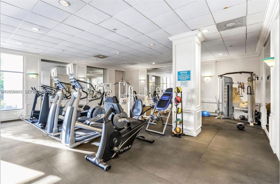 For Rent: $3,150 (1 beds, 1 baths, 1070 Square Feet)