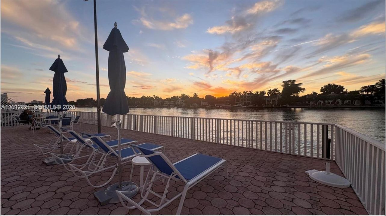 For Rent: $3,150 (1 beds, 1 baths, 1070 Square Feet)