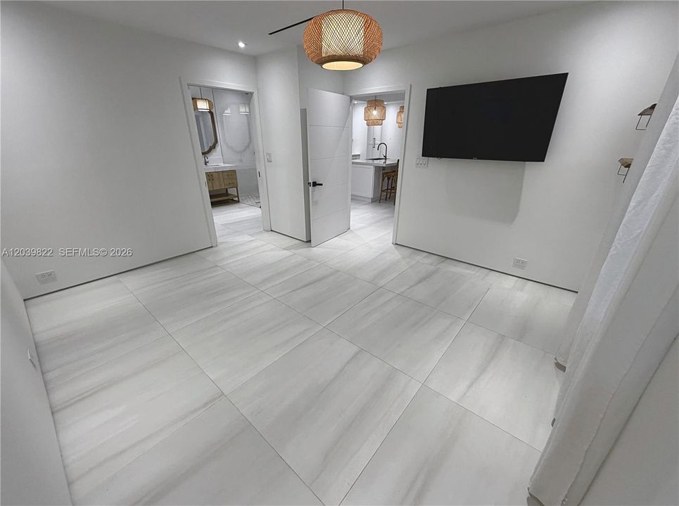 For Rent: $4,400 (2 beds, 2 baths, 1000 Square Feet)