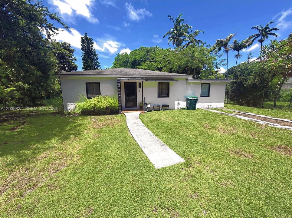 For Rent: $4,400 (2 beds, 2 baths, 1000 Square Feet)