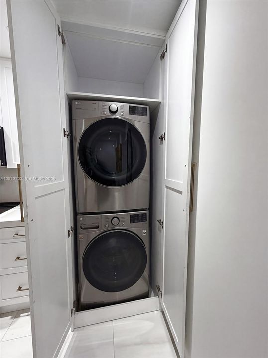 For Rent: $4,400 (2 beds, 2 baths, 1000 Square Feet)