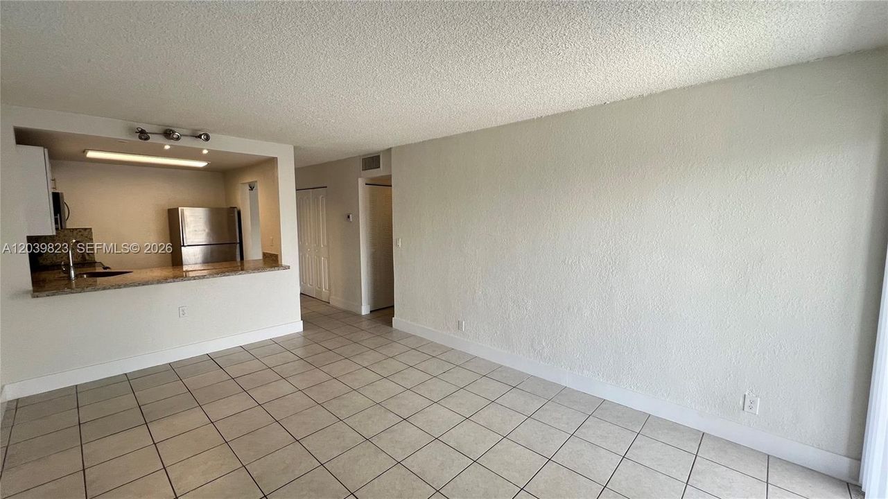 For Rent: $1,800 (1 beds, 1 baths, 598 Square Feet)