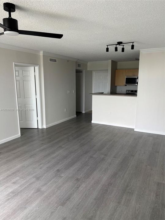 For Rent: $2,000 (1 beds, 1 baths, 755 Square Feet)