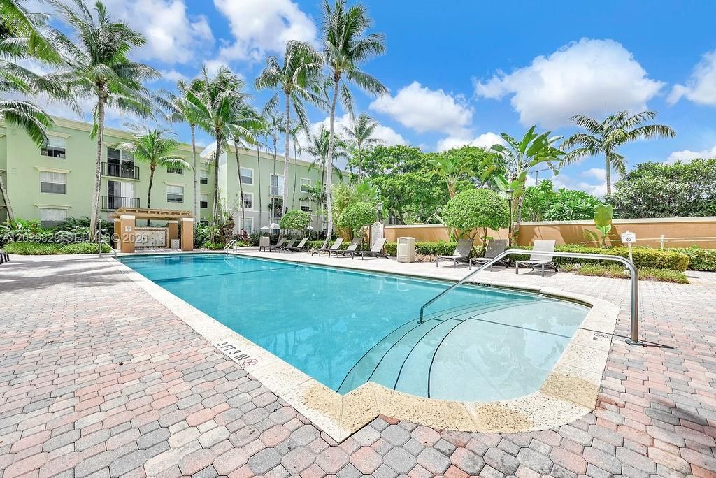 For Rent: $2,000 (1 beds, 1 baths, 755 Square Feet)
