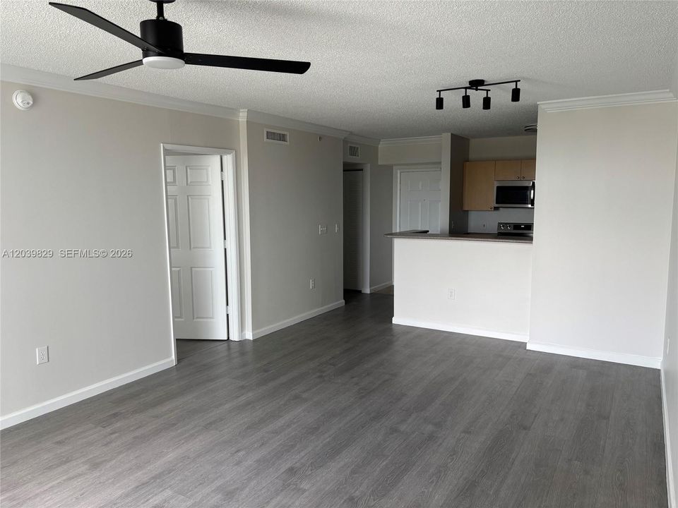 For Rent: $2,000 (1 beds, 1 baths, 755 Square Feet)