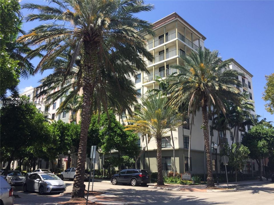 For Rent: $2,000 (1 beds, 1 baths, 755 Square Feet)
