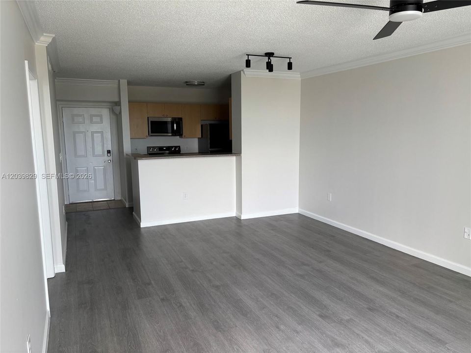 For Rent: $2,000 (1 beds, 1 baths, 755 Square Feet)