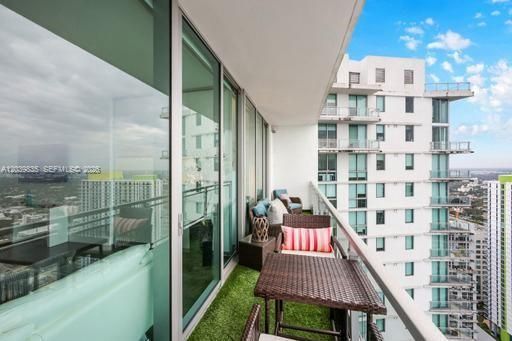 For Sale: $467,000 (1 beds, 1 baths, 754 Square Feet)