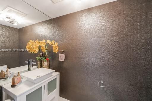 For Sale: $467,000 (1 beds, 1 baths, 754 Square Feet)