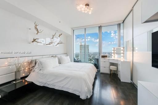 For Sale: $467,000 (1 beds, 1 baths, 754 Square Feet)