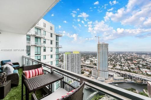 For Sale: $467,000 (1 beds, 1 baths, 754 Square Feet)