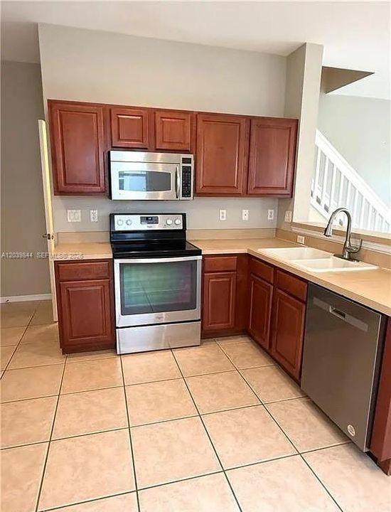 В аренду: $2,600 (3 спален, 2 ванн, 1715 Квадратных фут)