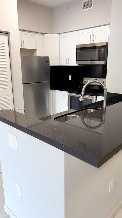 For Rent: $2,350 (1 beds, 1 baths, 650 Square Feet)