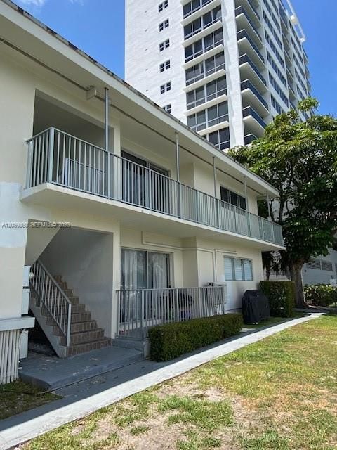 For Rent: $2,500 (2 beds, 2 baths, 977 Square Feet)