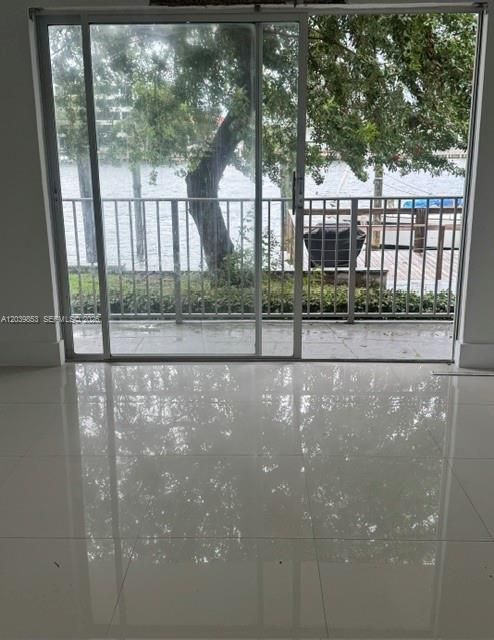 For Rent: $2,500 (2 beds, 2 baths, 977 Square Feet)