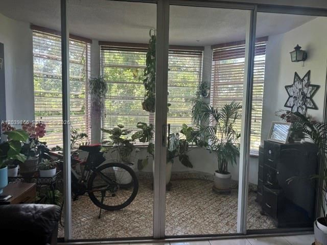 For Sale: $140,000 (1 beds, 1 baths, 898 Square Feet)