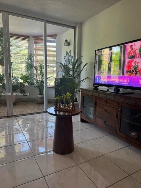 For Sale: $140,000 (1 beds, 1 baths, 898 Square Feet)