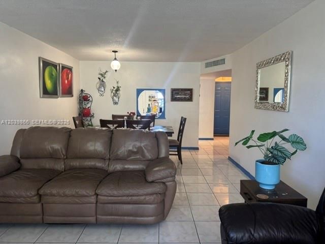 For Sale: $140,000 (1 beds, 1 baths, 898 Square Feet)