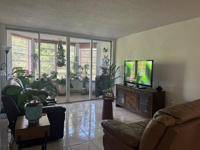 For Sale: $140,000 (1 beds, 1 baths, 898 Square Feet)