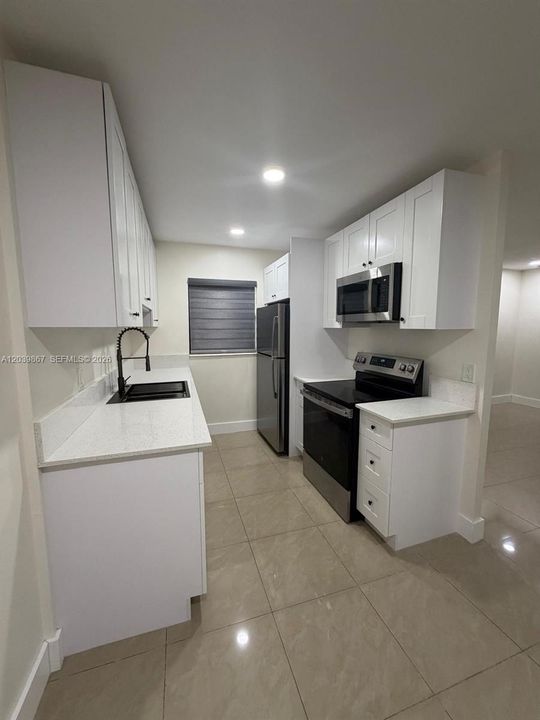 For Rent: $1,800 (1 beds, 1 baths, 670 Square Feet)