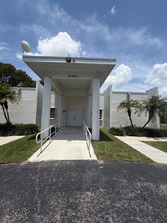 For Rent: $1,800 (1 beds, 1 baths, 670 Square Feet)